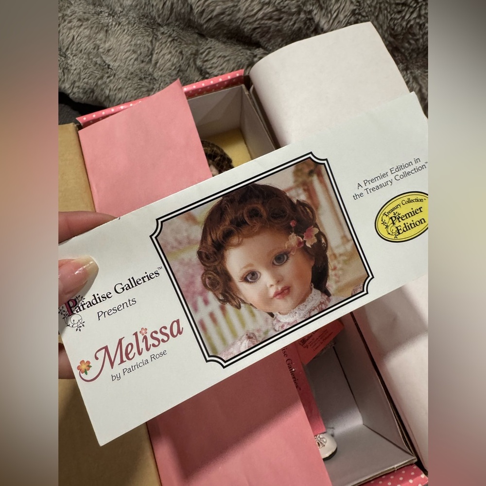 SOLD✨PARDISE GALLERIES Melissa Floral Porcelain Doll with Lace Dress - Picture 7 of 9